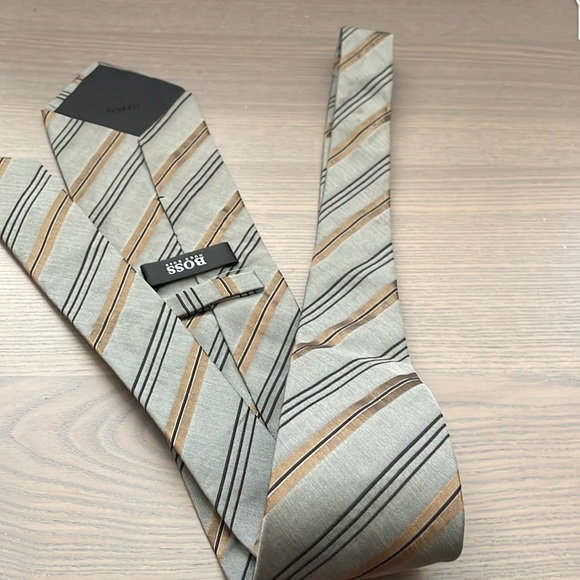 Hugo Boss Mens tie green,black&gold.See photos for marks priced accordingly - Picture 10 of 11